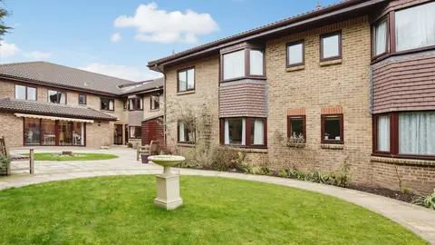 Inviting garden image of Queen Elizabeth House in Bromley