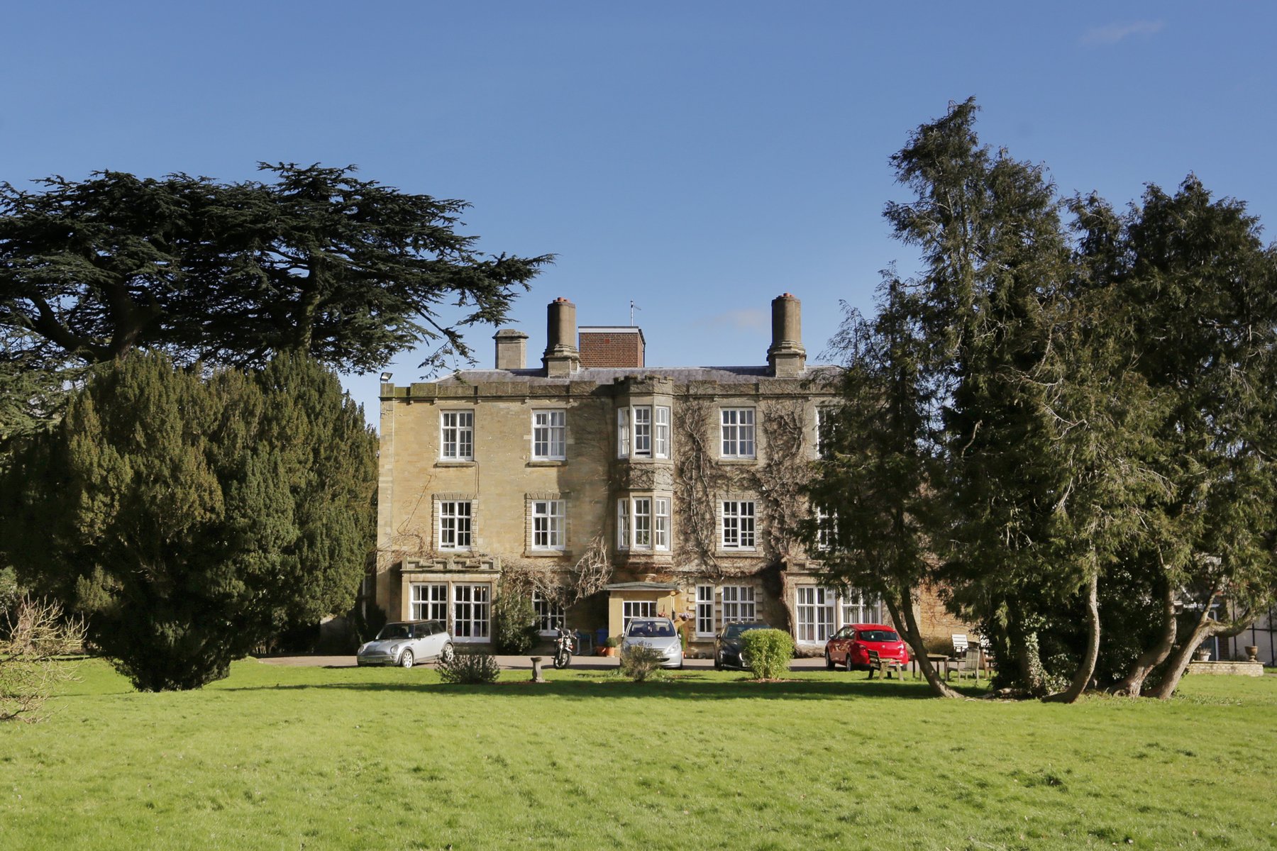 Tickford Abbey Hero